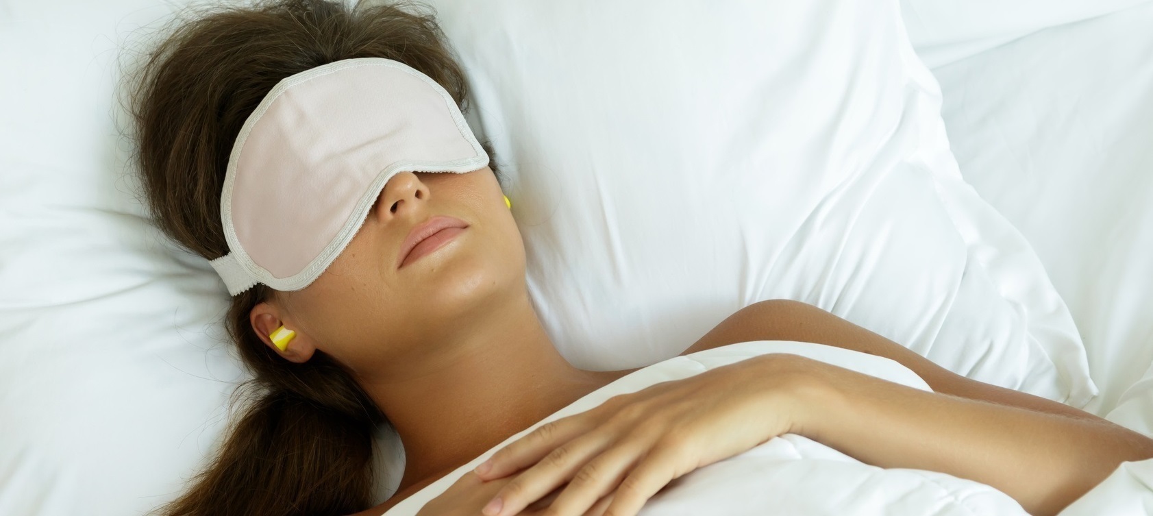 Можно спать с наушниками. Маска для сна. Девушка в маске для сна. Человек в маске для сна. Маска для сна "глаз".